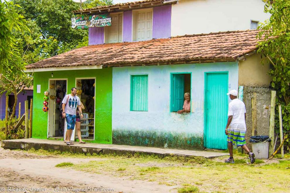 Imagem de pessoas andando pelas ruas do vilarejo.